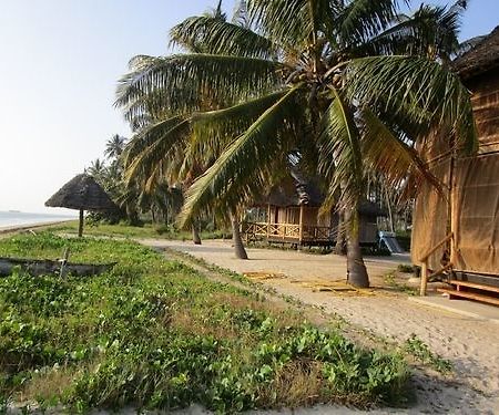 Barry'S Beach Resort Mkwaja Bagian luar foto