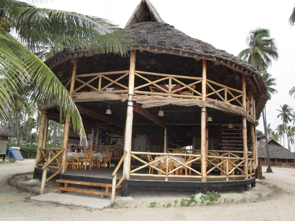 Barry'S Beach Resort Mkwaja Bagian luar foto