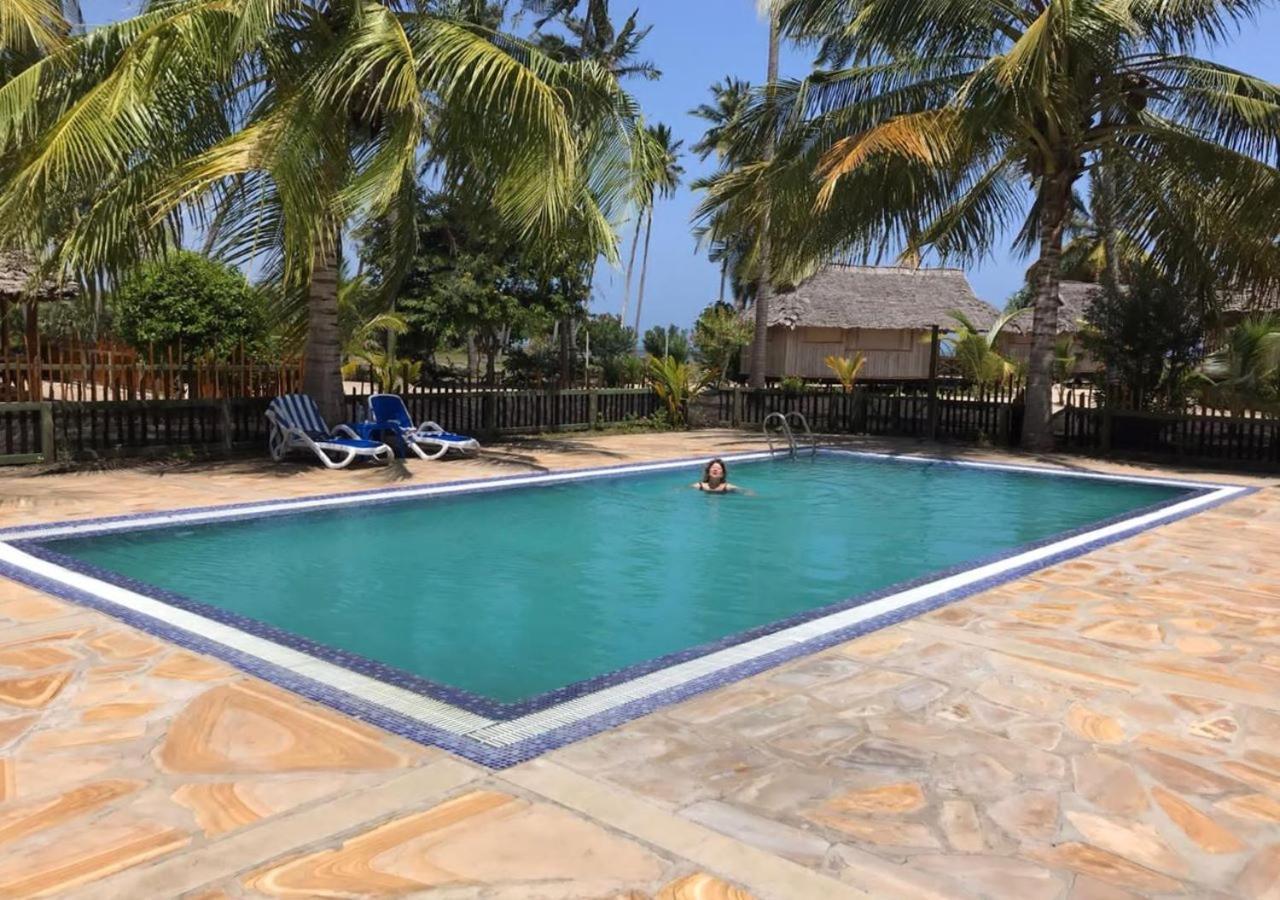 Barry'S Beach Resort Mkwaja Bagian luar foto