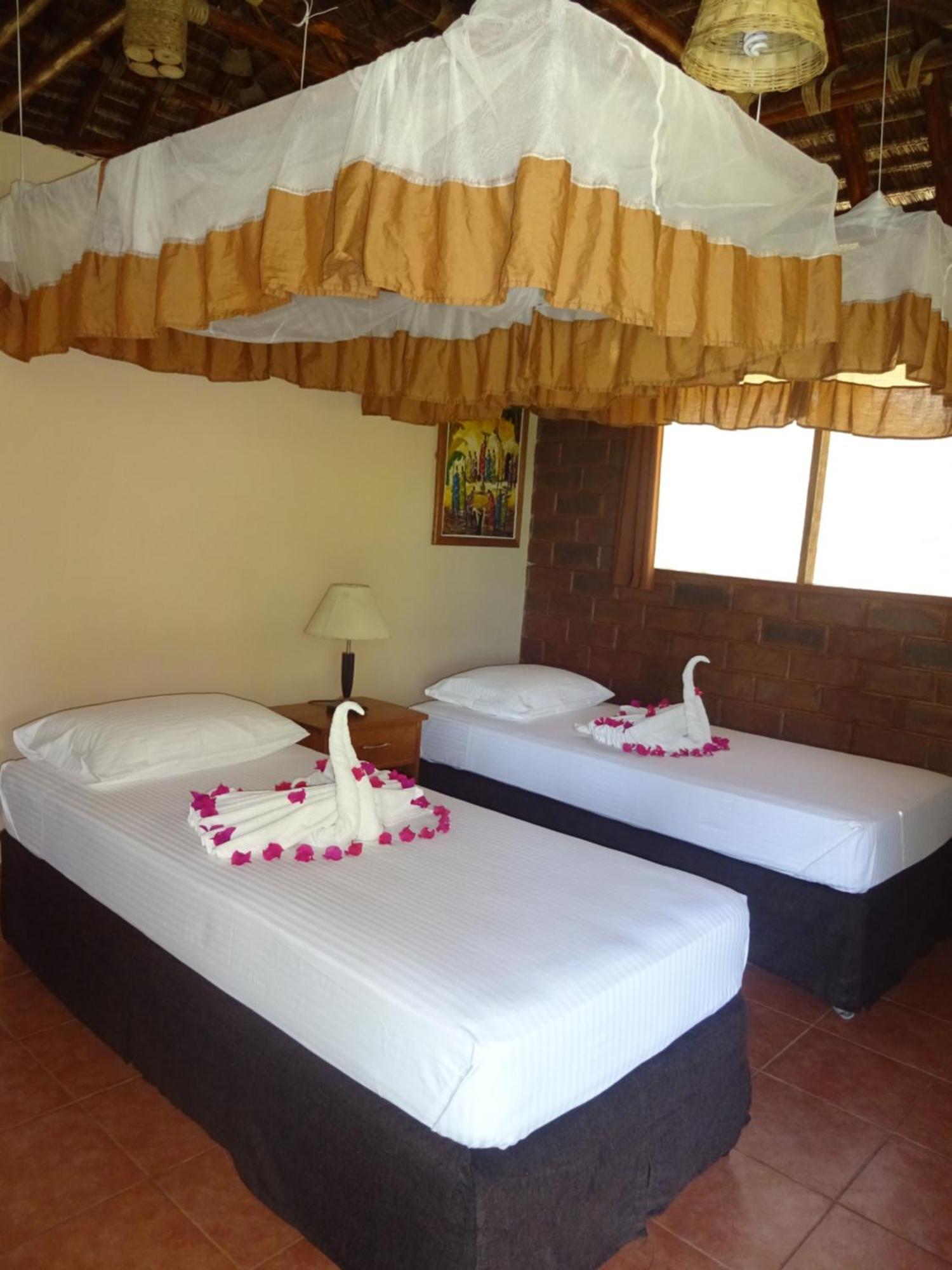 Barry'S Beach Resort Mkwaja Bagian luar foto