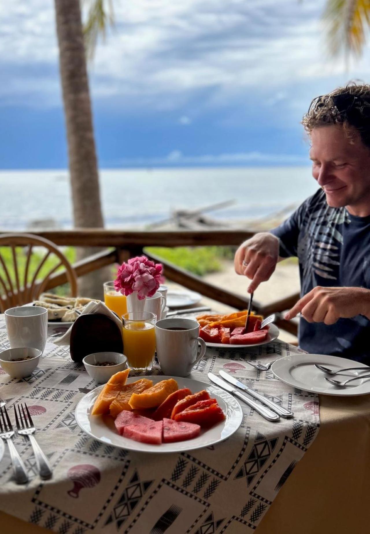 Barry'S Beach Resort Mkwaja Bagian luar foto