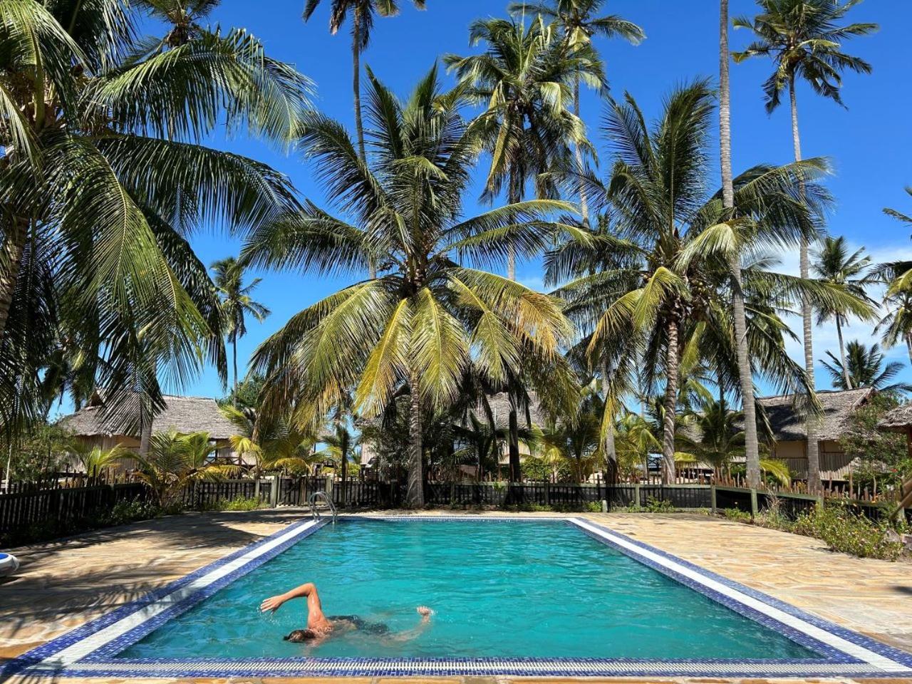 Barry'S Beach Resort Mkwaja Bagian luar foto