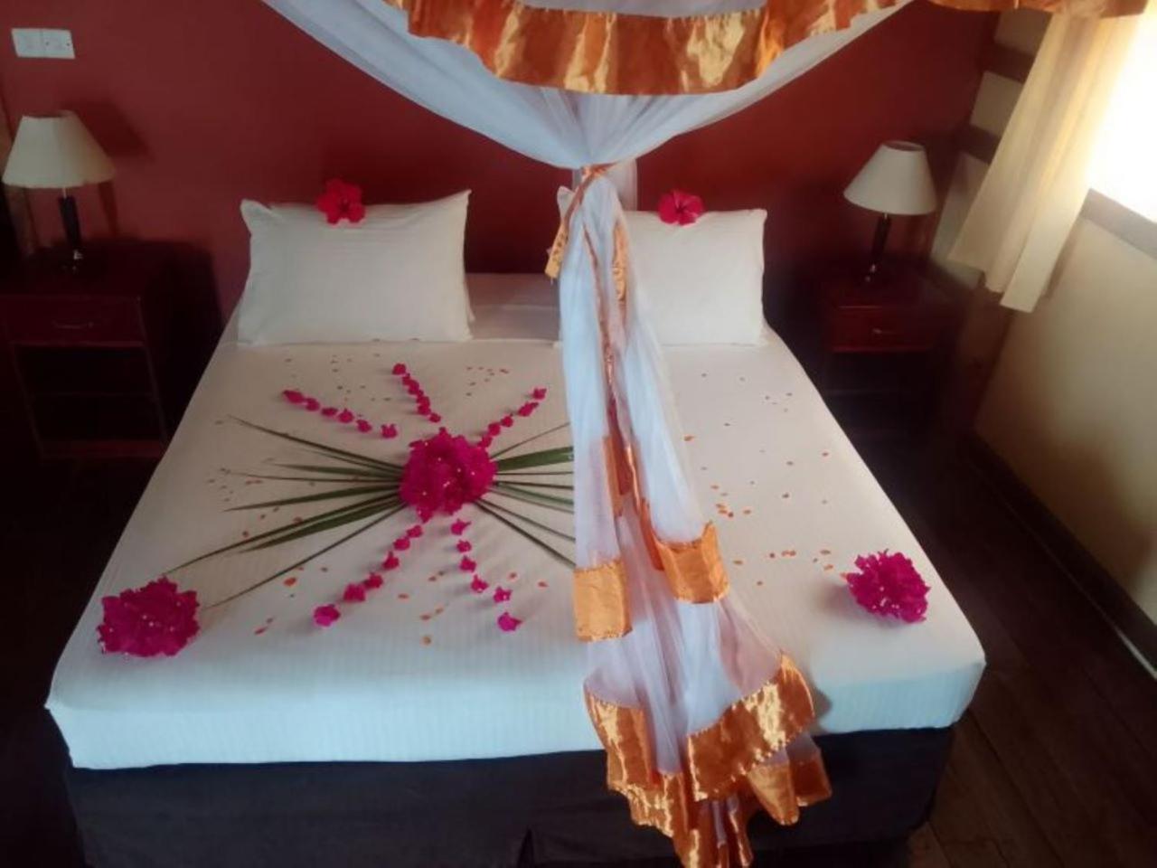 Barry'S Beach Resort Mkwaja Bagian luar foto