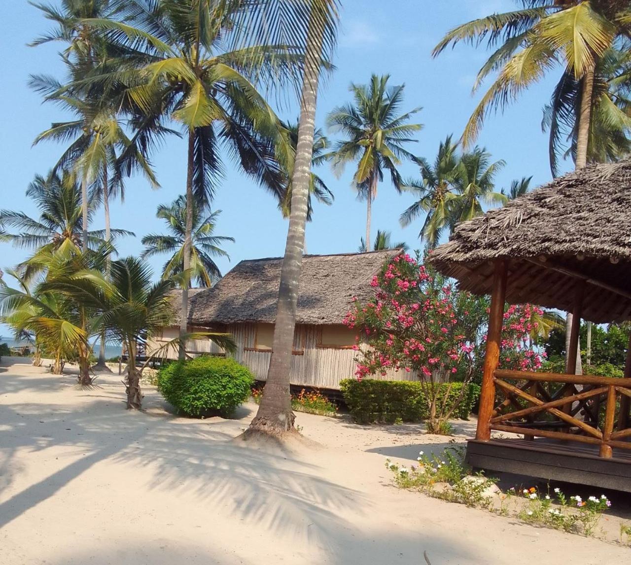 Barry'S Beach Resort Mkwaja Bagian luar foto