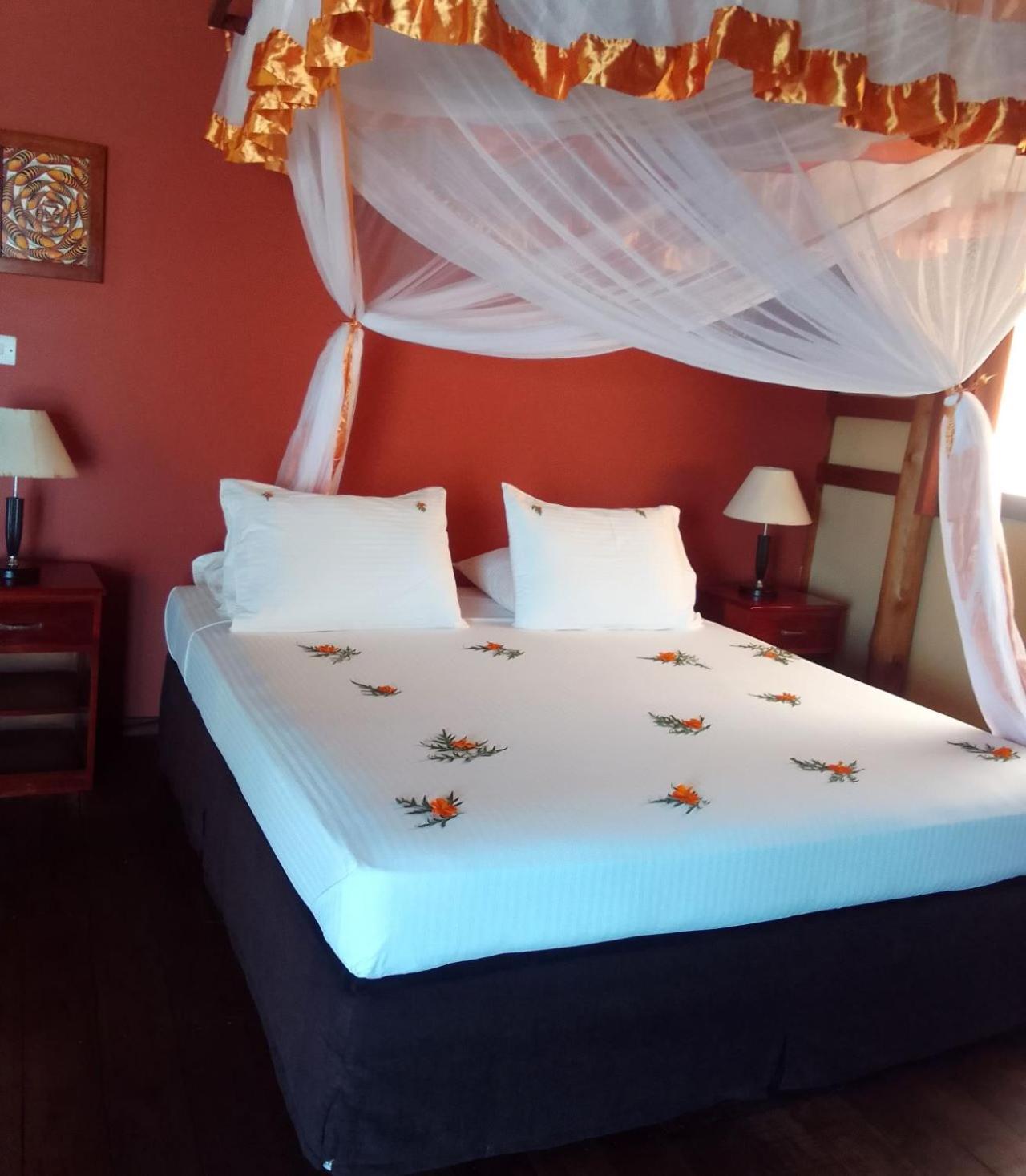 Barry'S Beach Resort Mkwaja Bagian luar foto