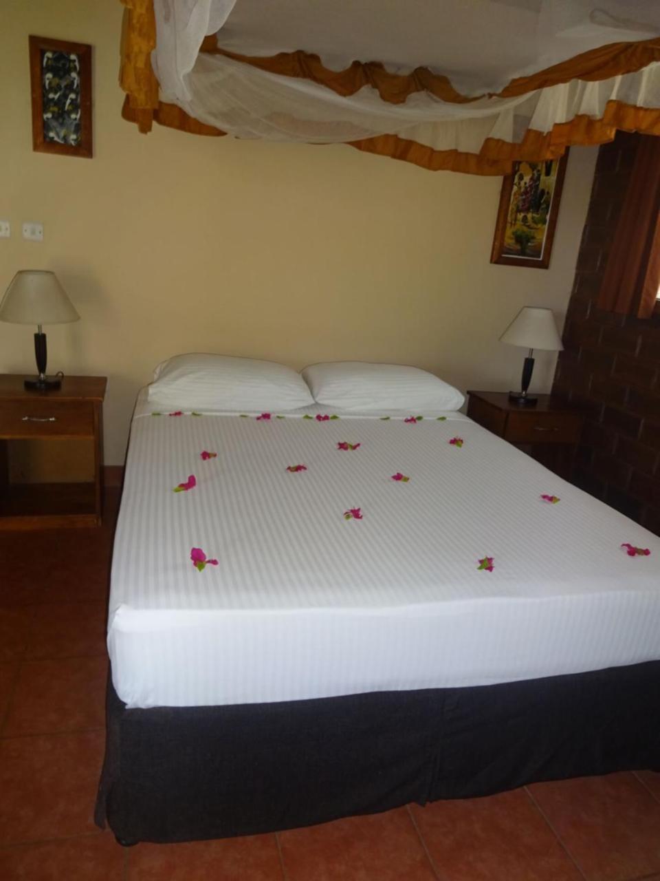 Barry'S Beach Resort Mkwaja Bagian luar foto