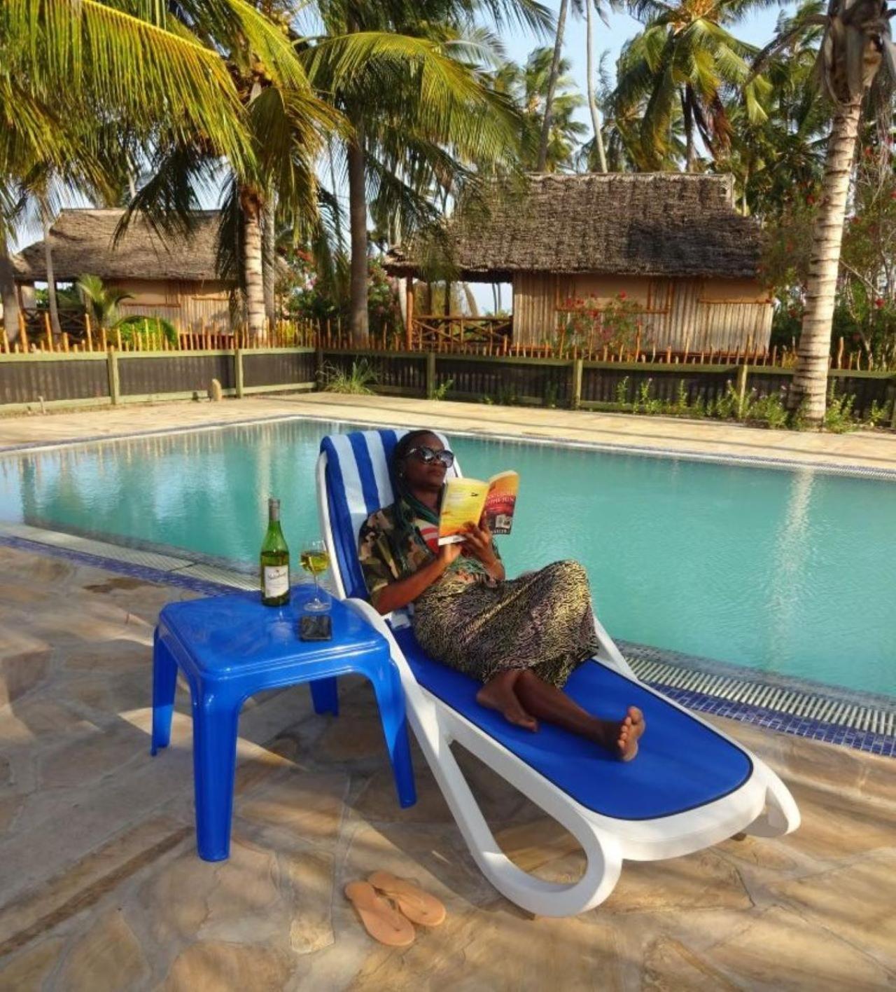 Barry'S Beach Resort Mkwaja Bagian luar foto