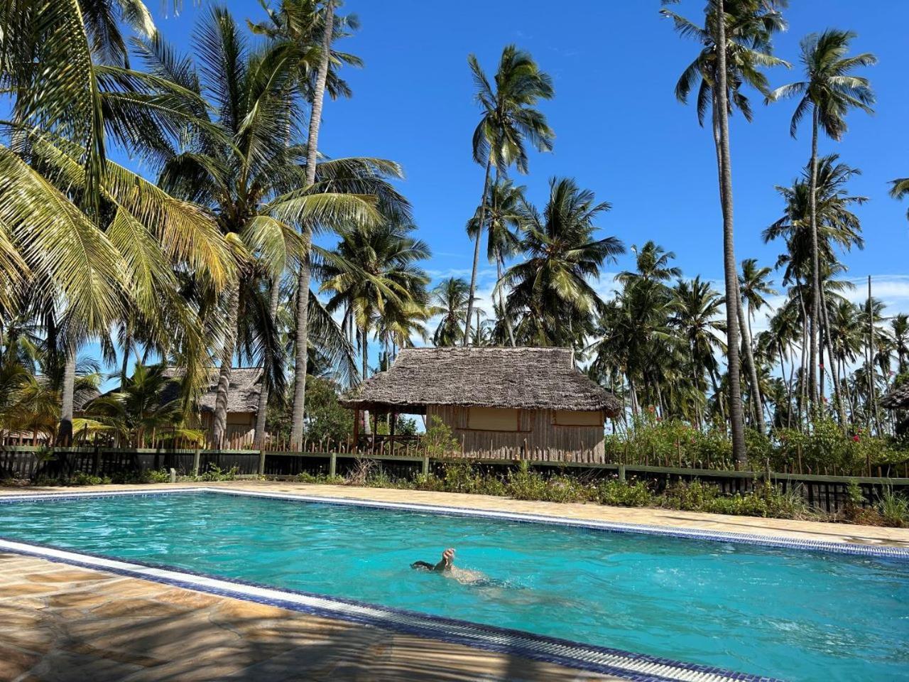 Barry'S Beach Resort Mkwaja Bagian luar foto