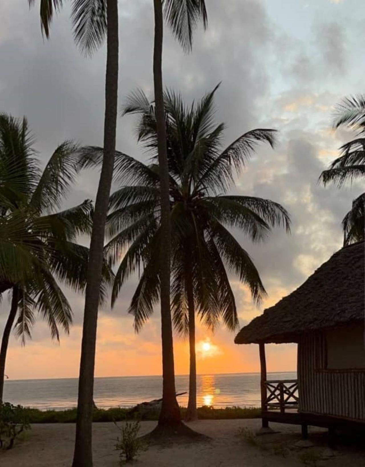 Barry'S Beach Resort Mkwaja Bagian luar foto